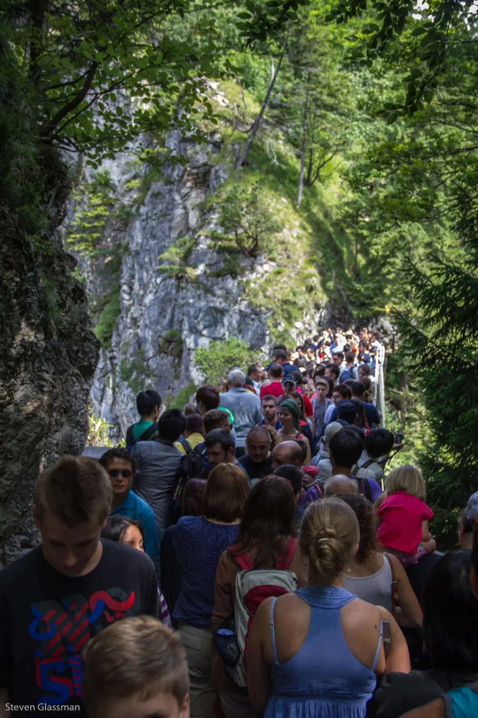 Illustrative image of crowd pressure on an Alpine path.